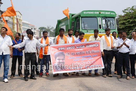 Hindu Mahasabha stages Rasta Roko  near Pumpwell 
